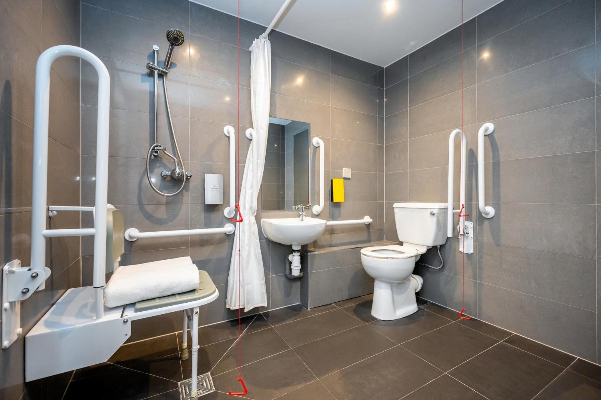 Staycity Waterfront Aparthotel