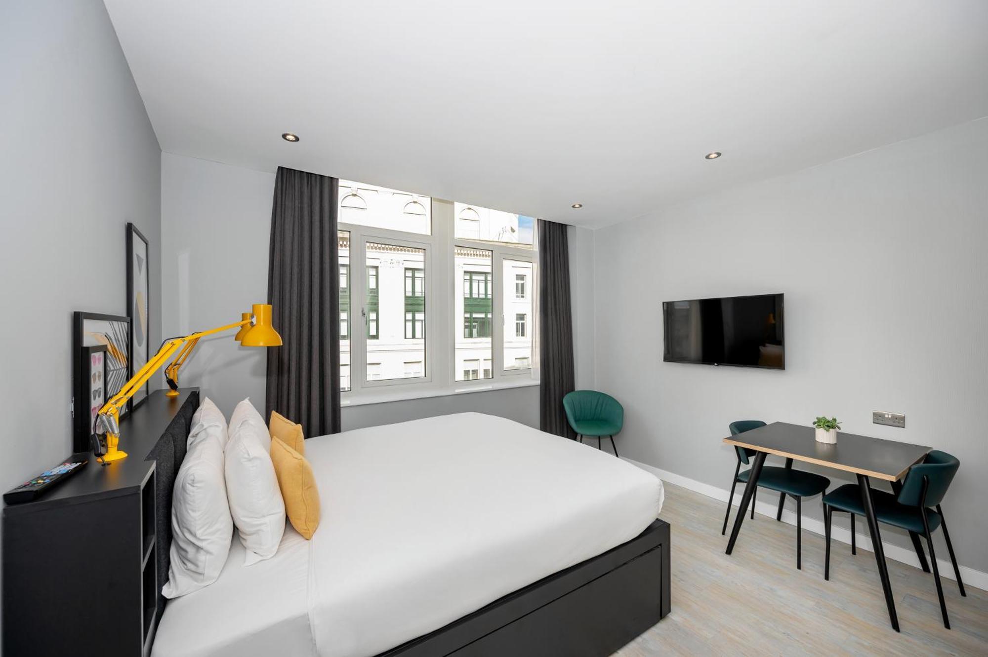 Staycity Waterfront Aparthotel 4*