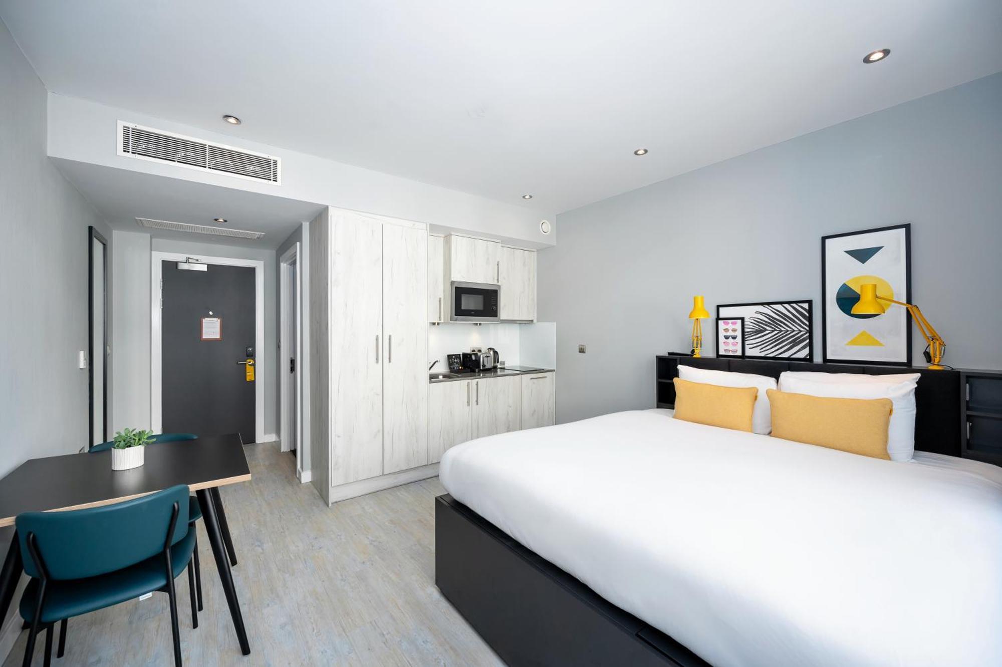 Staycity Waterfront Aparthotel 4*